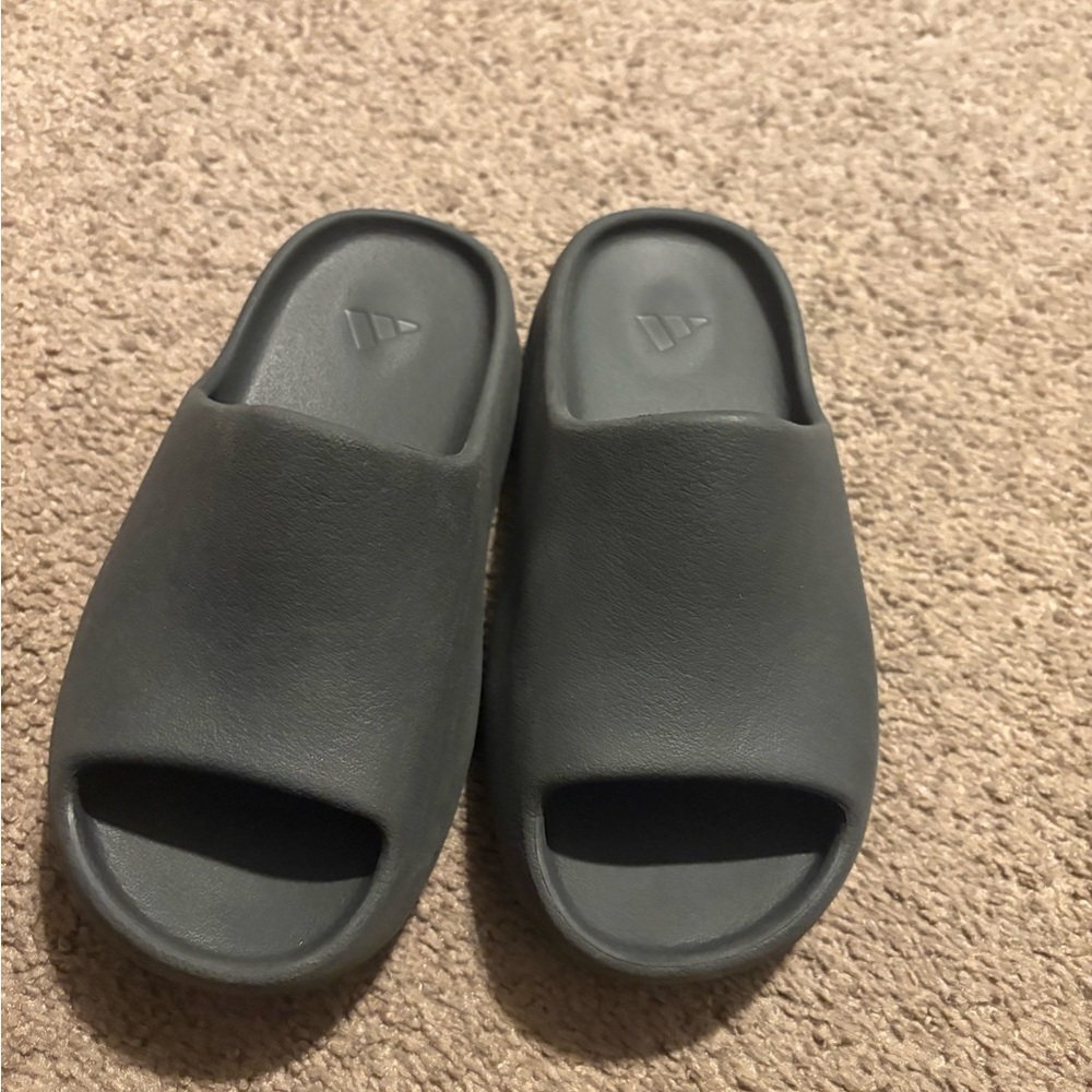 Yeezy slide, onyx color way size 1
